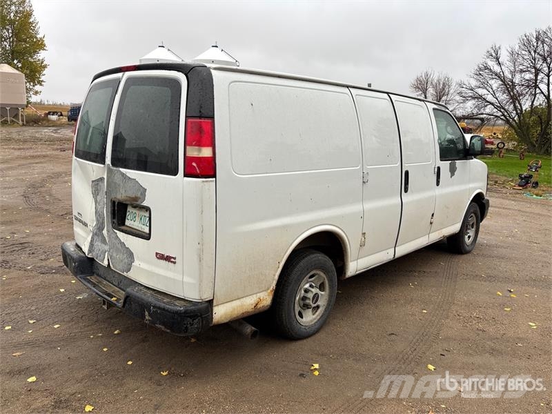 GMC Savana Cargo Van Busy / Vany