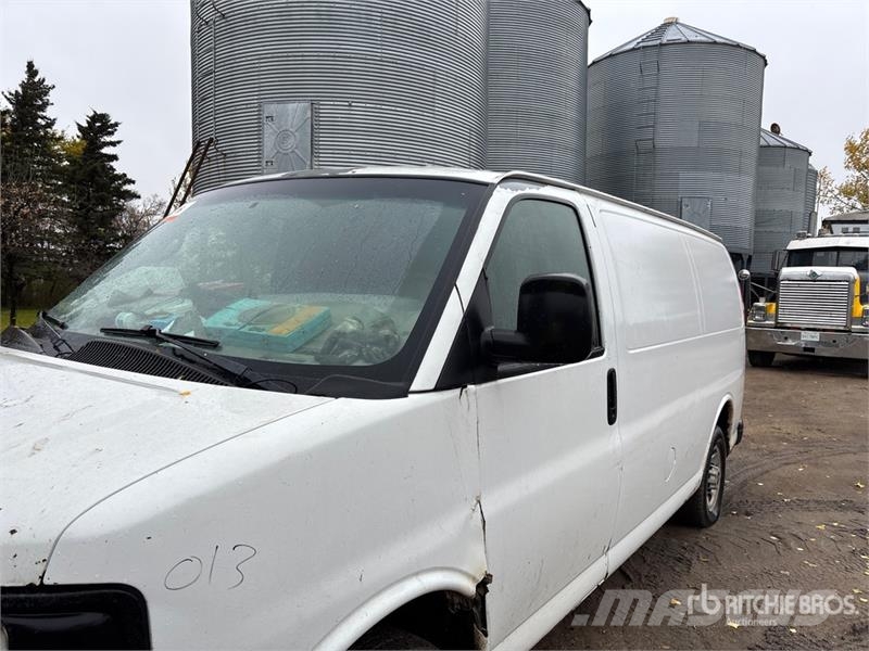 GMC Savana Cargo Van Busy / Vany