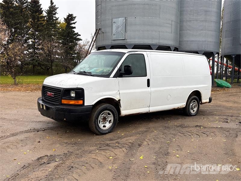 GMC Savana Cargo Van Busy / Vany