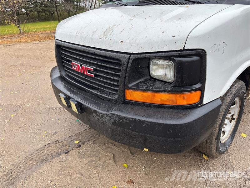 GMC Savana Cargo Van Busy / Vany