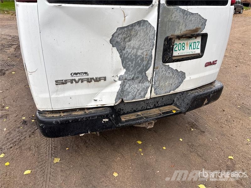 GMC Savana Cargo Van Busy / Vany