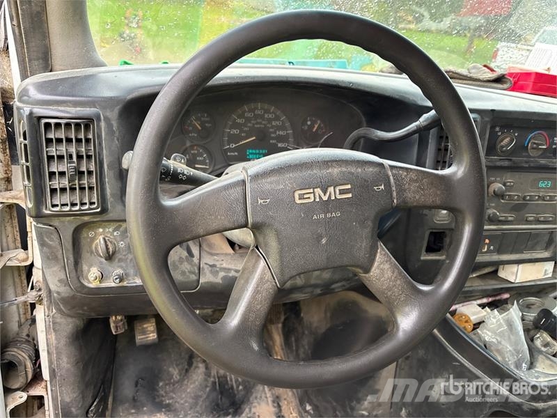 GMC Savana Cargo Van Busy / Vany