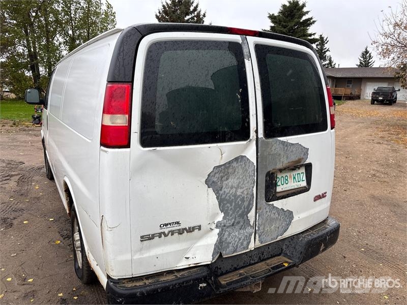 GMC Savana Cargo Van Busy / Vany