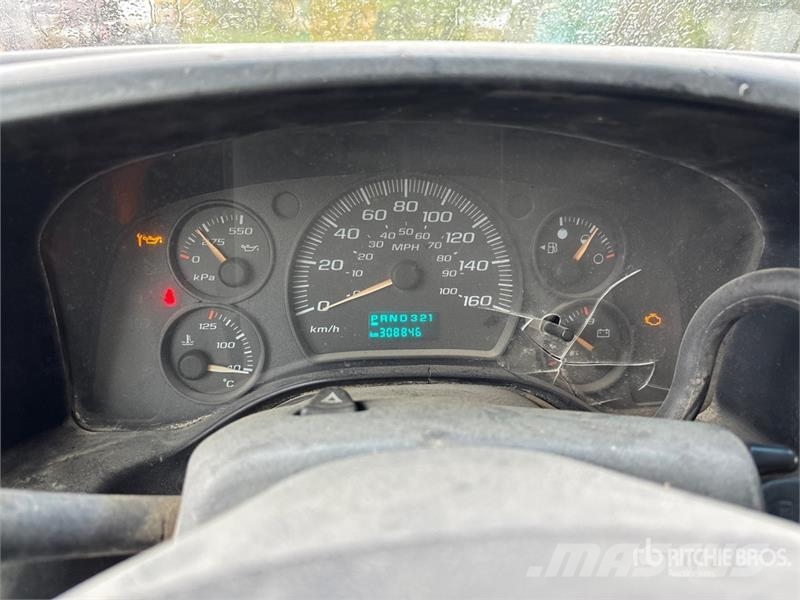 GMC Savana Cargo Van Busy / Vany