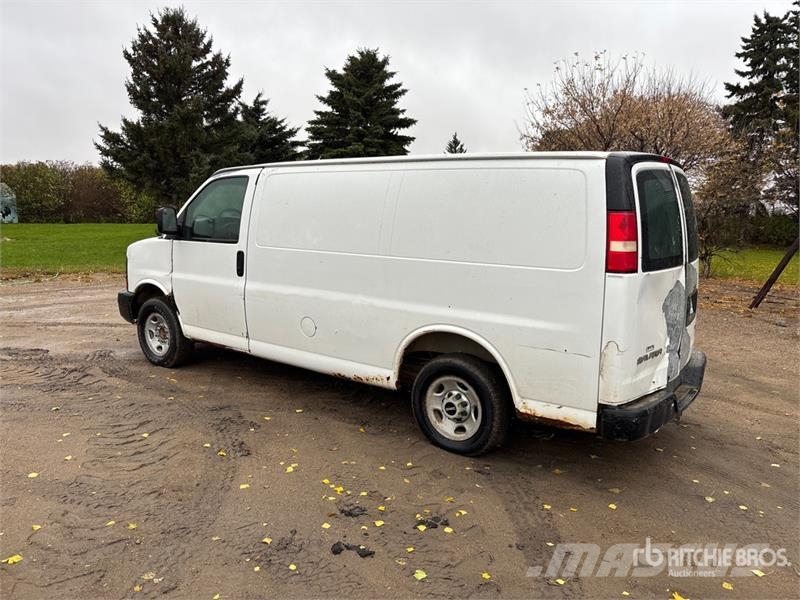GMC Savana Cargo Van Busy / Vany