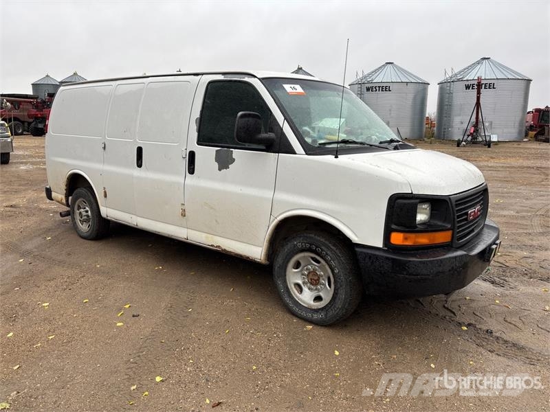 GMC Savana Cargo Van Busy / Vany
