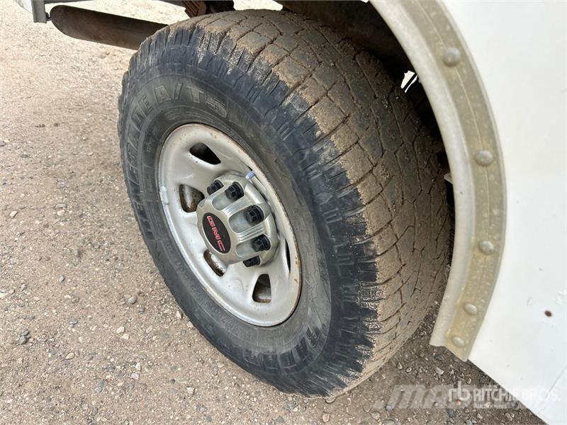 GMC Sierra 3500 Bestelwagens met open laadbak