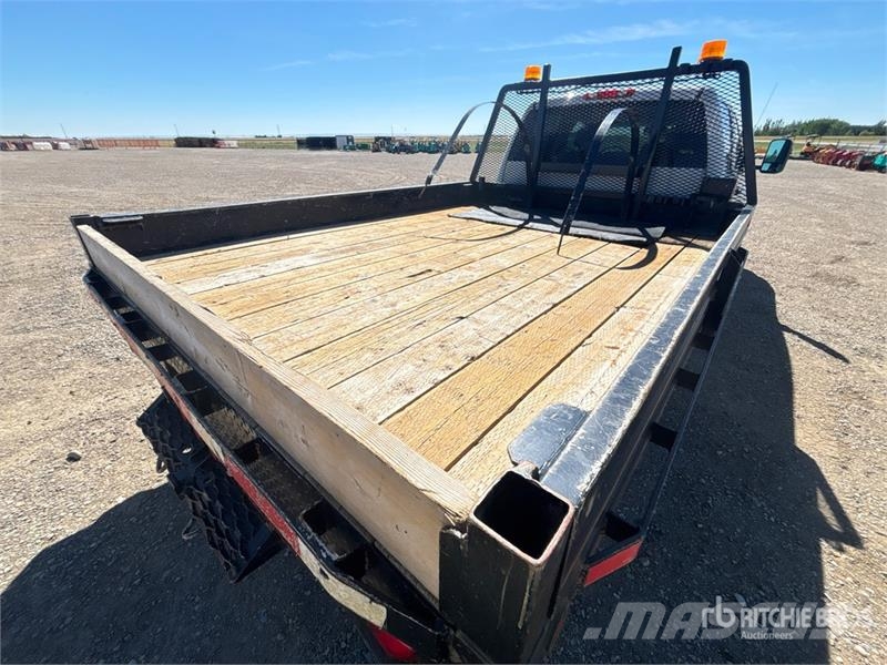 GMC Sierra 3500 4x4 Crew Cab Flatbed Truck Platte bakwagens