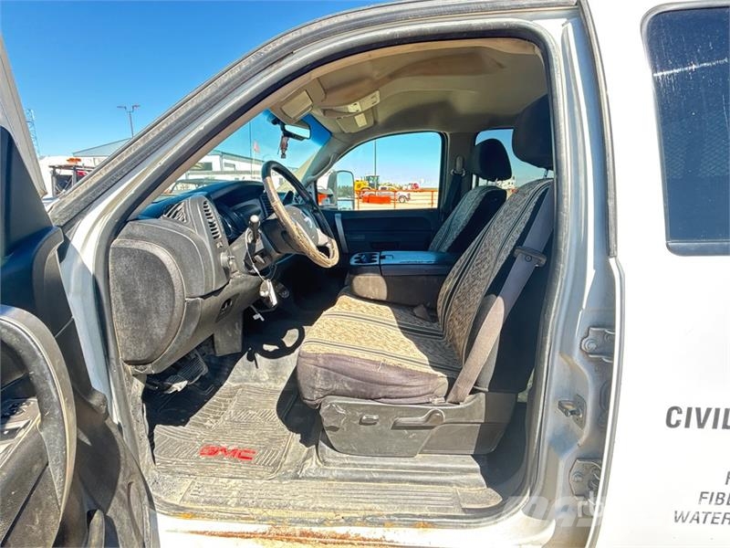 GMC Sierra 3500 4x4 Crew Cab Flatbed Truck Platte bakwagens