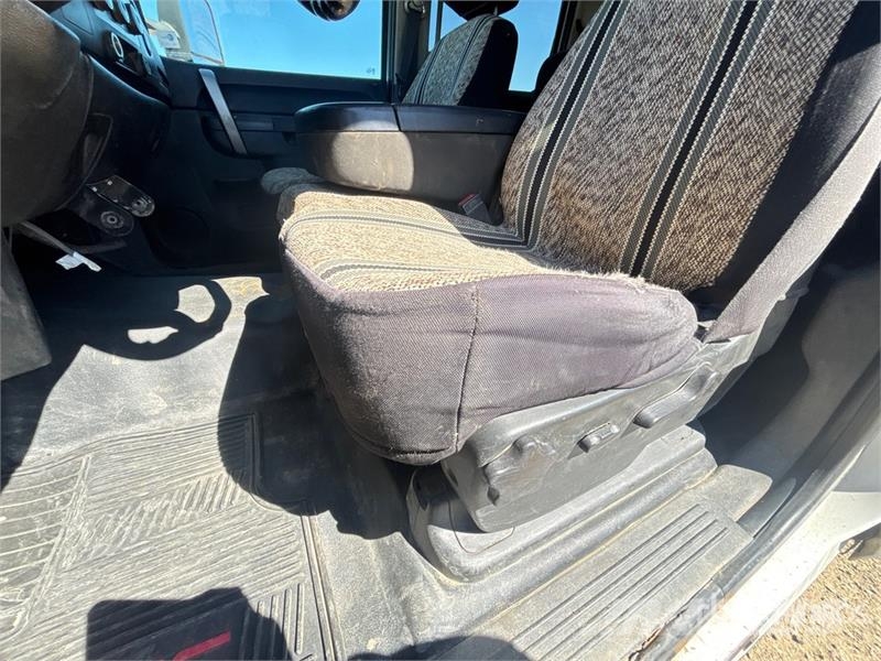 GMC Sierra 3500 4x4 Crew Cab Flatbed Truck Platte bakwagens