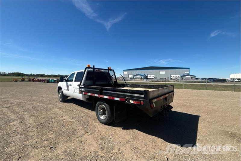 GMC Sierra 3500 4x4 Crew Cab Flatbed Truck Platte bakwagens