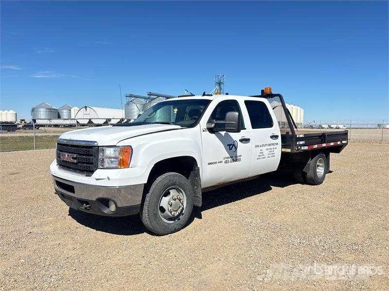 GMC Sierra 3500 4x4 Crew Cab Flatbed Truck Platte bakwagens