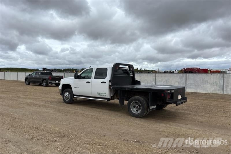 GMC Sierra 3500 HD 4x4 Crew Cab Flatbed Truck Tovornjaki s kesonom/platojem