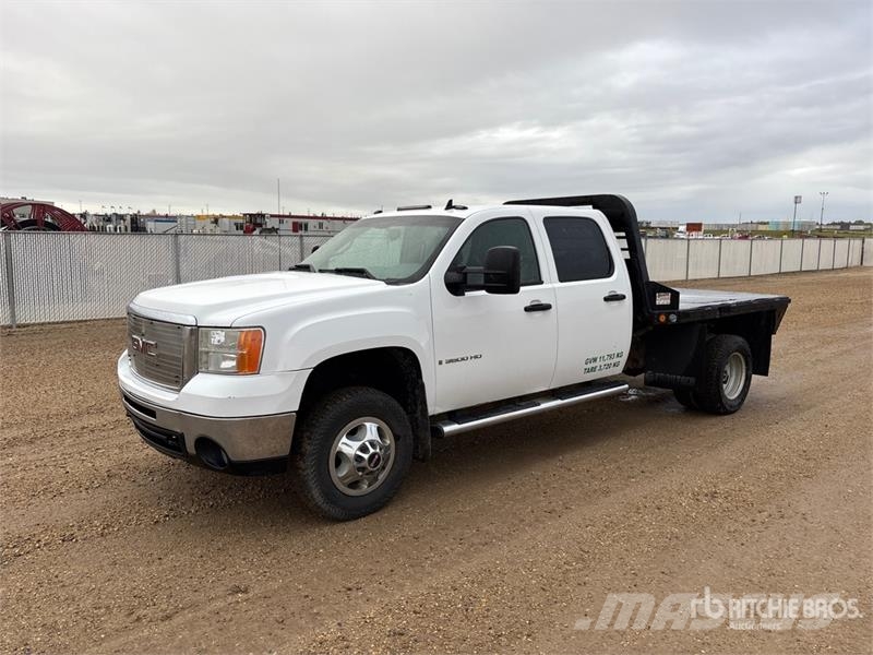 GMC Sierra 3500 HD 4x4 Crew Cab Flatbed Truck Tovornjaki s kesonom/platojem
