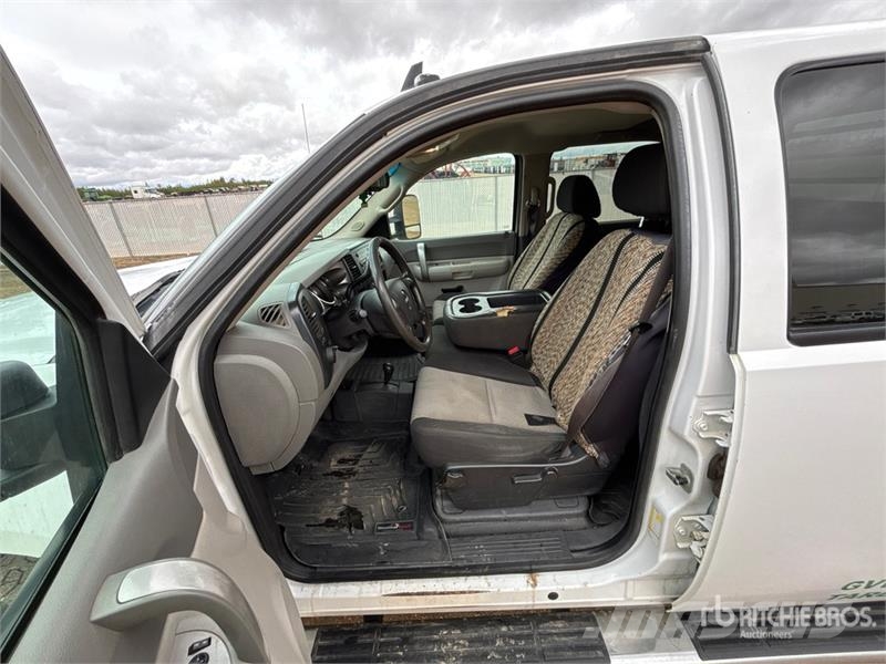 GMC Sierra 3500 HD 4x4 Crew Cab Flatbed Truck Tovornjaki s kesonom/platojem