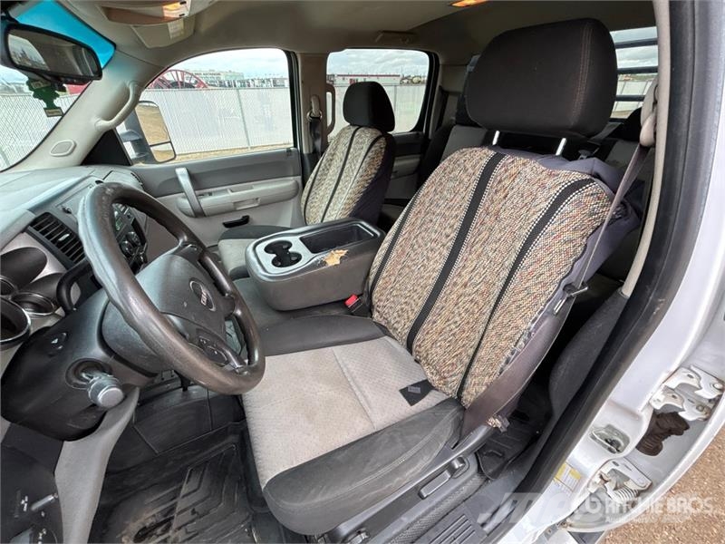 GMC Sierra 3500 HD 4x4 Crew Cab Flatbed Truck Tovornjaki s kesonom/platojem