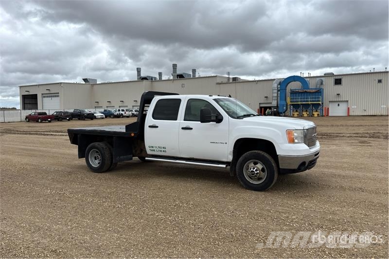 GMC Sierra 3500 HD 4x4 Crew Cab Flatbed Truck Tovornjaki s kesonom/platojem