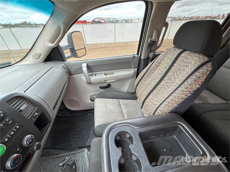 GMC Sierra 3500 HD 4x4 Crew Cab Flatbed Truck Tovornjaki s kesonom/platojem