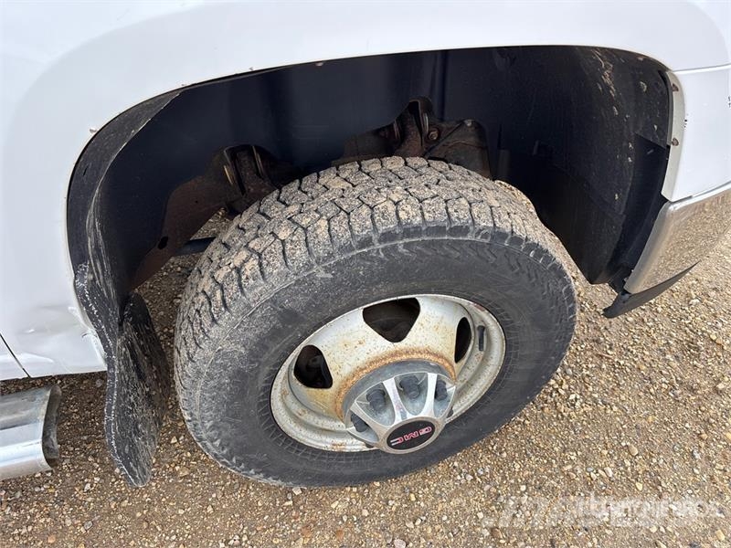 GMC Sierra 3500 HD 4x4 Crew Cab Flatbed Truck Tovornjaki s kesonom/platojem