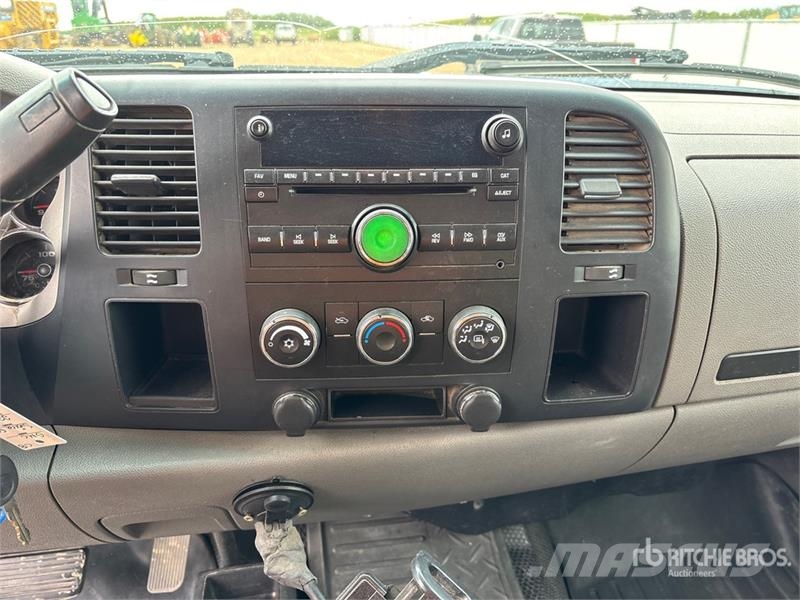 GMC Sierra 3500 HD 4x4 Crew Cab Flatbed Truck Tovornjaki s kesonom/platojem