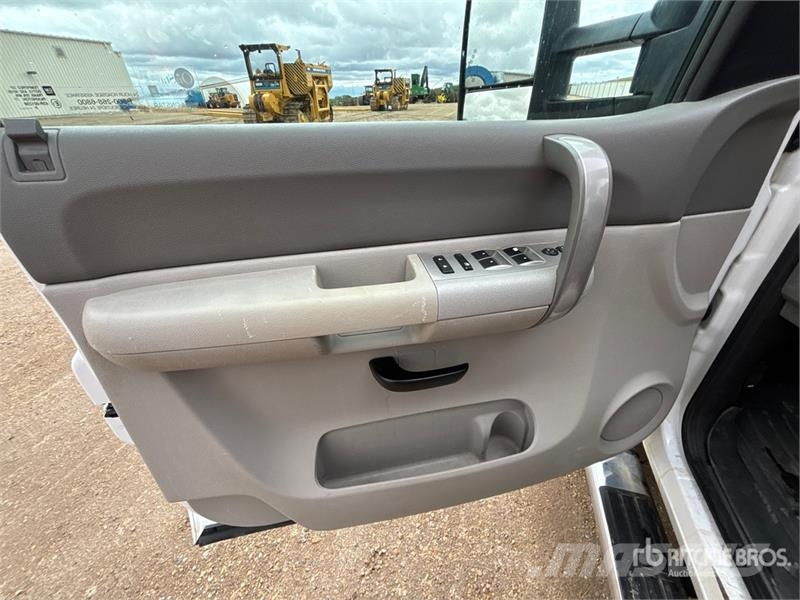 GMC Sierra 3500 HD 4x4 Crew Cab Flatbed Truck Tovornjaki s kesonom/platojem