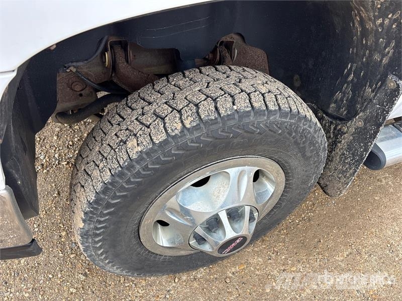 GMC Sierra 3500 HD 4x4 Crew Cab Flatbed Truck Tovornjaki s kesonom/platojem