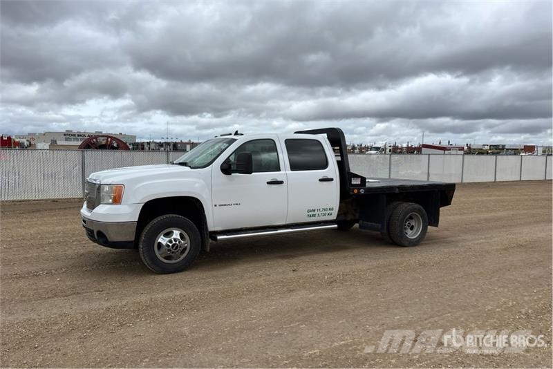GMC Sierra 3500 HD 4x4 Crew Cab Flatbed Truck Tovornjaki s kesonom/platojem