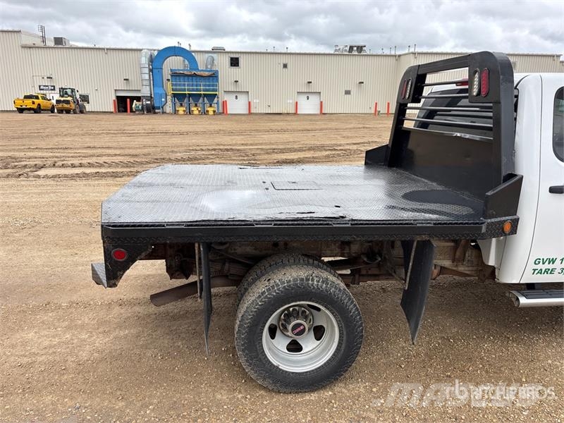 GMC Sierra 3500 HD 4x4 Crew Cab Flatbed Truck Tovornjaki s kesonom/platojem