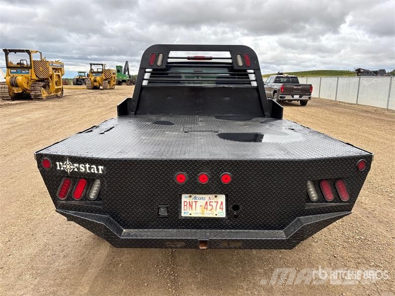 GMC Sierra 3500 HD 4x4 Crew Cab Flatbed Truck Tovornjaki s kesonom/platojem