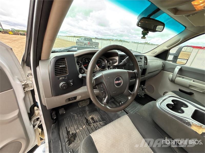 GMC Sierra 3500 HD 4x4 Crew Cab Flatbed Truck Tovornjaki s kesonom/platojem