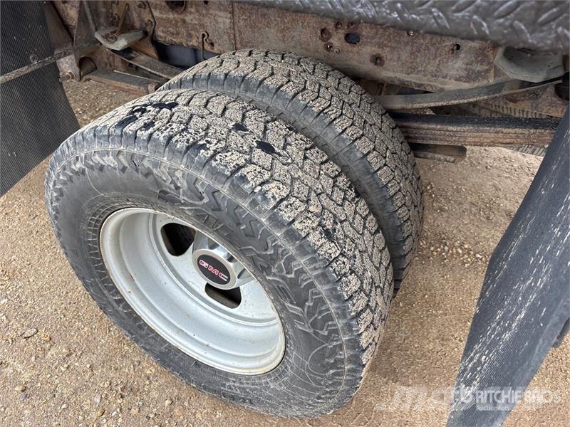 GMC Sierra 3500 HD 4x4 Crew Cab Flatbed Truck Tovornjaki s kesonom/platojem