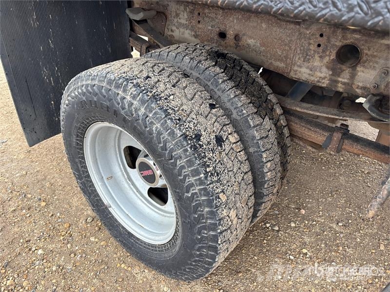 GMC Sierra 3500 HD 4x4 Crew Cab Flatbed Truck Tovornjaki s kesonom/platojem