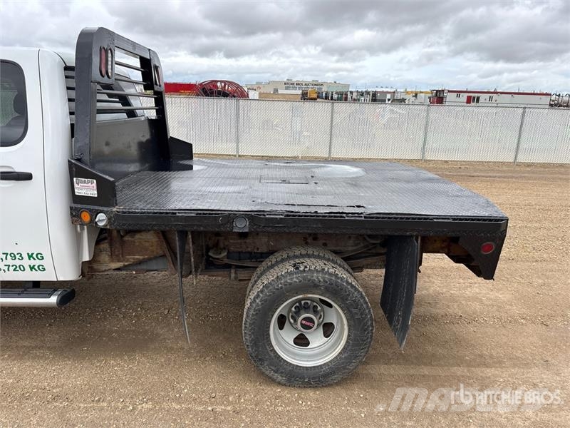 GMC Sierra 3500 HD 4x4 Crew Cab Flatbed Truck Tovornjaki s kesonom/platojem