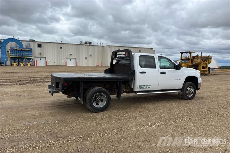 GMC Sierra 3500 HD 4x4 Crew Cab Flatbed Truck Tovornjaki s kesonom/platojem