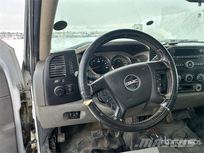 GMC Sierra 3500HD 4x4 Crew Cab Flatbed Truck Platós / Ponyvás teherautók