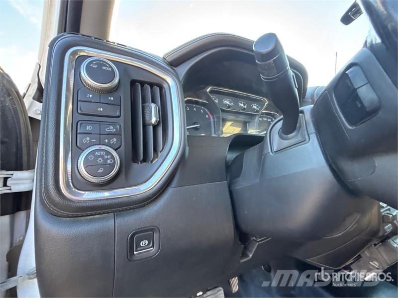 GMC Sierra 3500HD 4x4 Crew Cab Pickup Otros