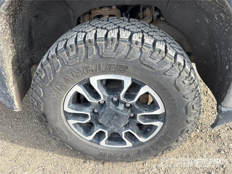 GMC Sierra 3500HD 4x4 Crew Cab Pickup Otros