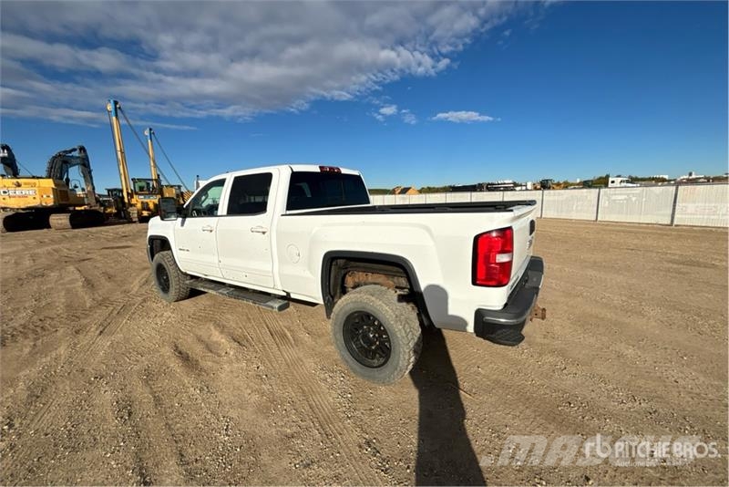 GMC Sierra 3500HD 4x4 Crew Cab Pickup Outros