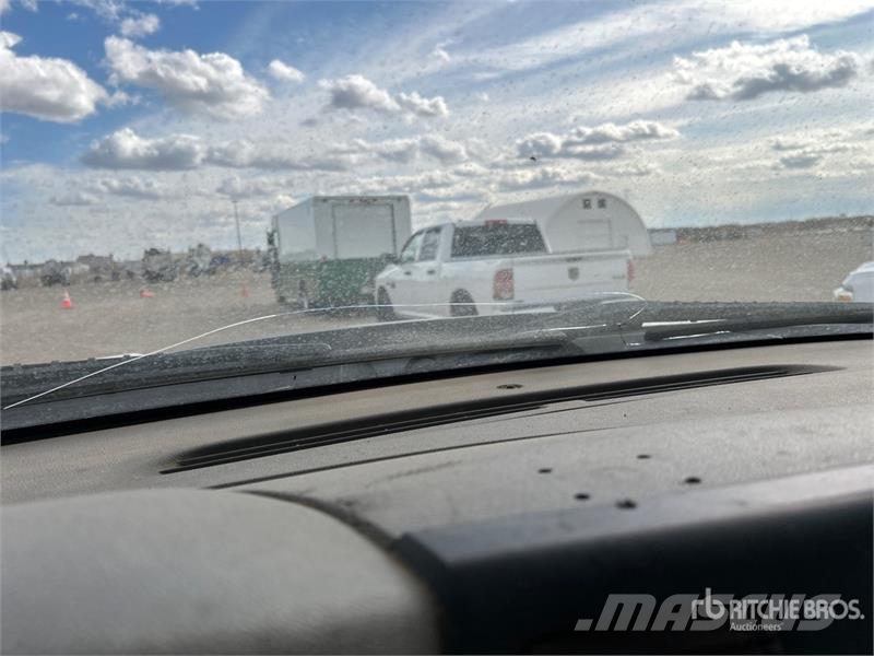 GMC Sierra 3500HD 4x4 Crew Cab Flatbed Truck Flatbed / Dropside trucks