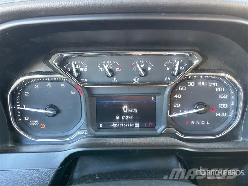 GMC Sierra 3500HD 4x4 Crew Cab Pickup Otros