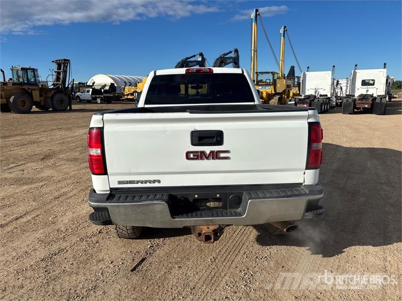 GMC Sierra 3500HD 4x4 Crew Cab Pickup Outros