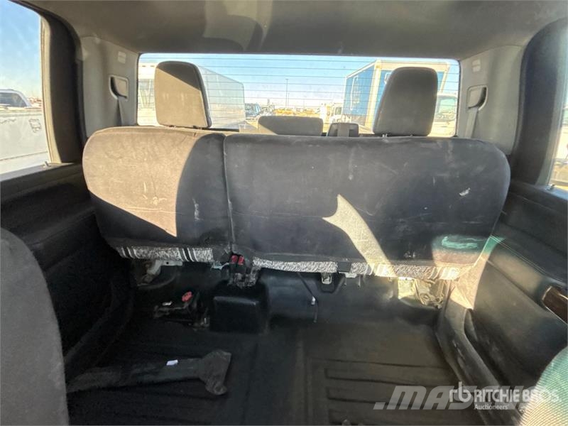 GMC Sierra 3500HD 4x4 Crew Cab Pickup Otros