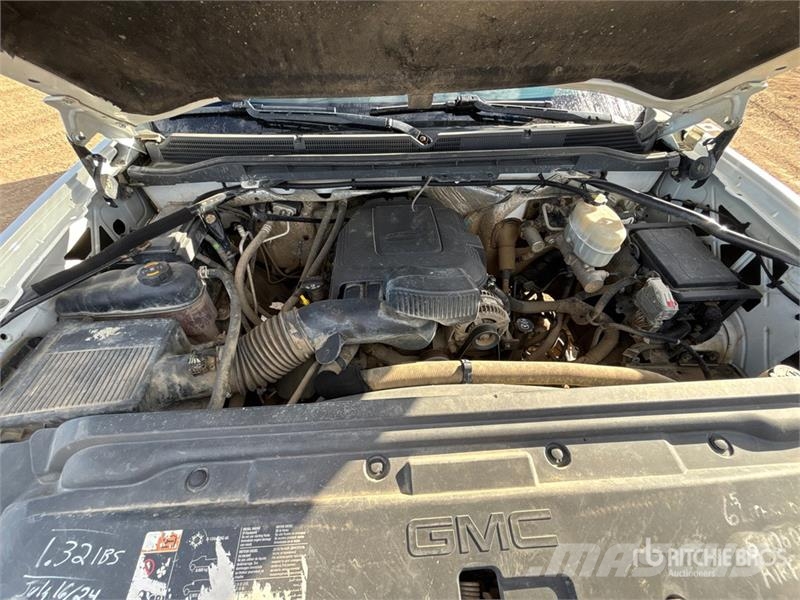 GMC Sierra 3500HD 4x4 Crew Cab Pickup Outros