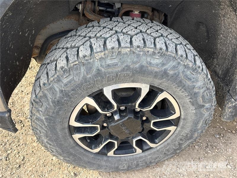 GMC Sierra 3500HD 4x4 Crew Cab Pickup Otros
