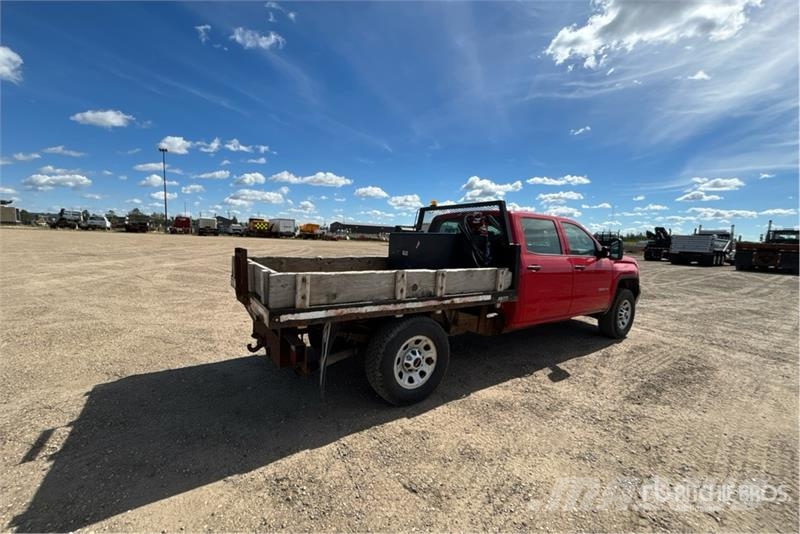 GMC Sierra 3500HD 4x4 Crew Cab Flatbed Truck Platte bakwagens