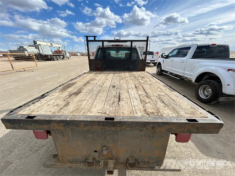 GMC Sierra 3500HD 4x4 Crew Cab Flatbed Truck Flatbed / Dropside trucks