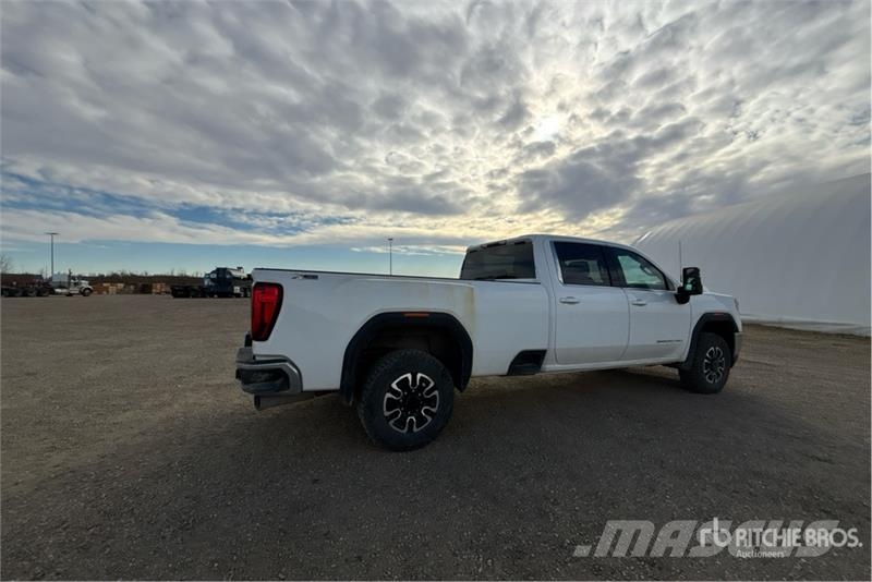GMC Sierra 3500HD 4x4 Crew Cab Pickup Otros