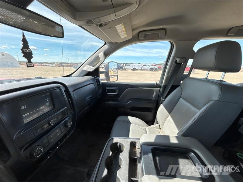 GMC Sierra 3500HD 4x4 Crew Cab Flatbed Truck Platte bakwagens