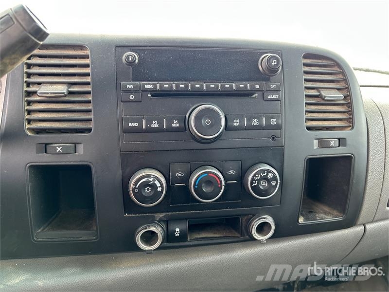 GMC Sierra 3500HD 4x4 Crew Cab Flatbed Truck Flatbed / Dropside trucks