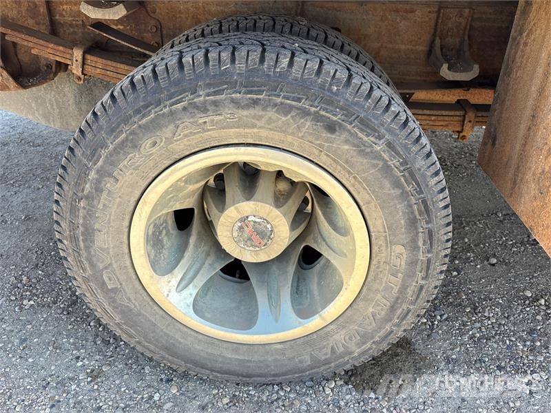 GMC Sierra 3500HD 4x4 Flatbed Truck Camiones plataforma